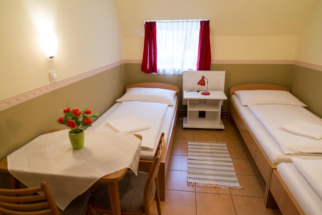 Taverna Panzio Sopron Buitenkant foto