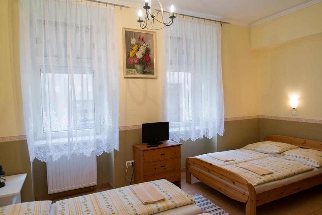Taverna Panzio Sopron Buitenkant foto