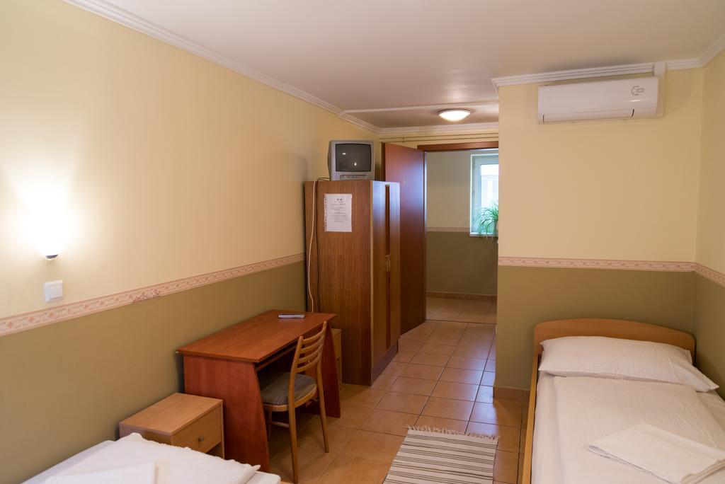 Taverna Panzio Sopron Buitenkant foto