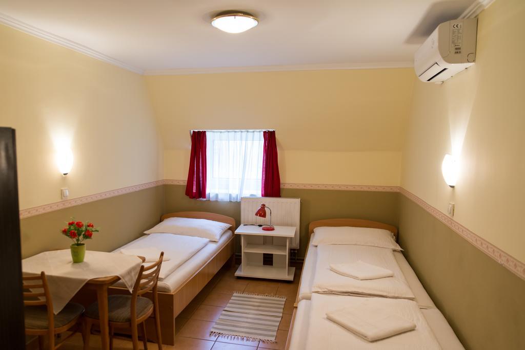 Taverna Panzio Sopron Buitenkant foto